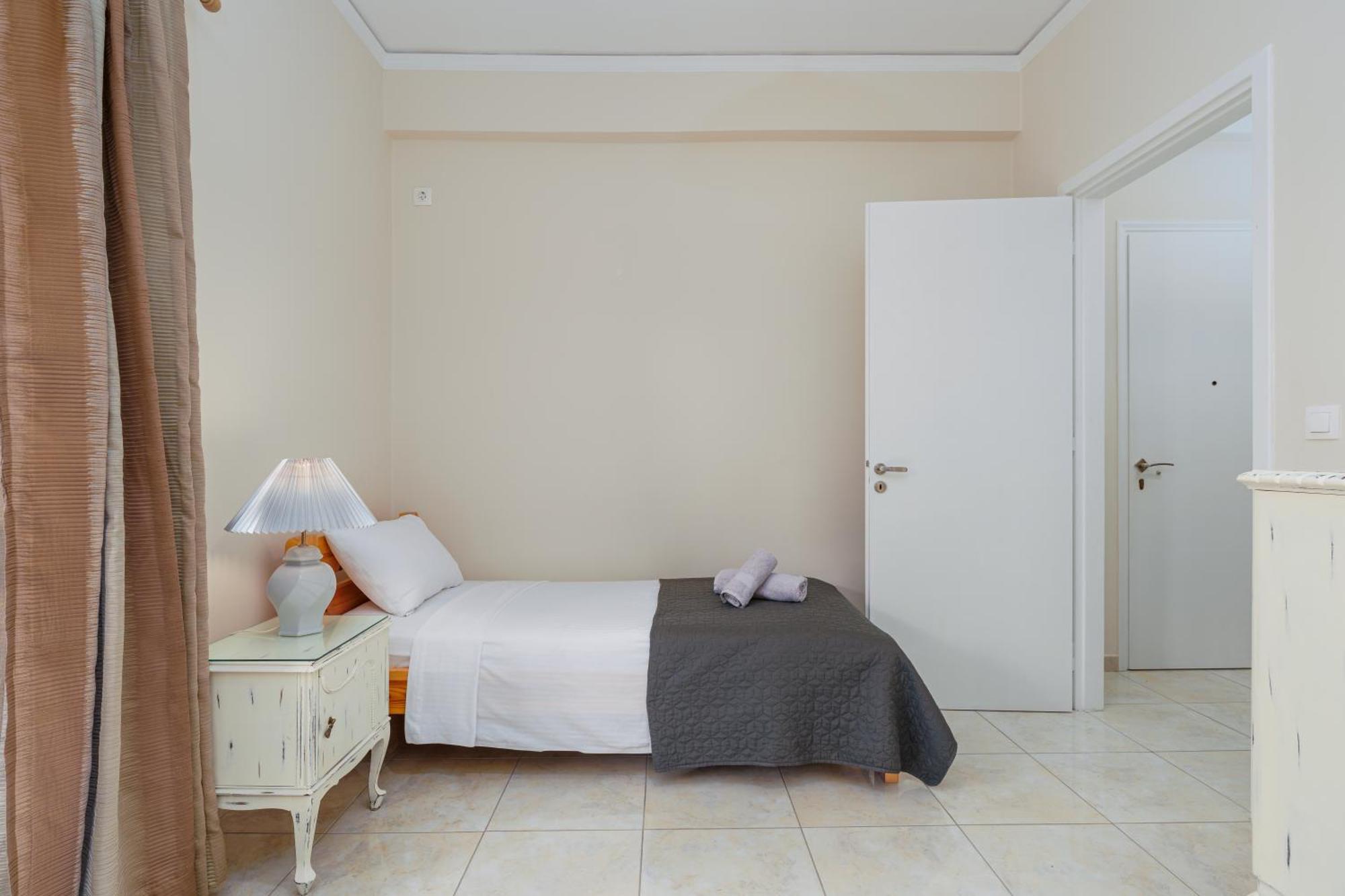Nostos Apartment, With A Spacious Backyard Artemida  Esterno foto
